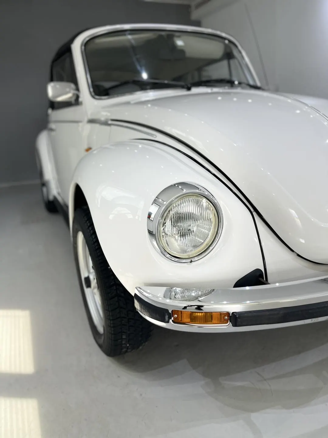 Hvit Volkswagen Boble, front og lykt