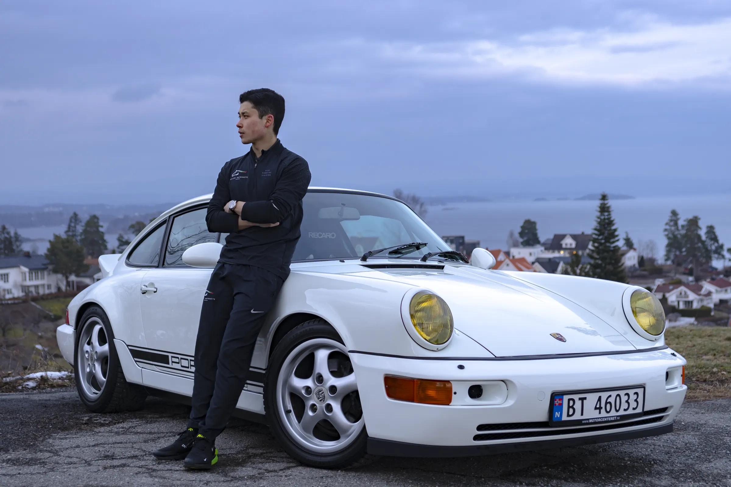 Imran Bakijev lener seg mot en hvit Porsche 964 med Oslofjorden i bakgrunnen